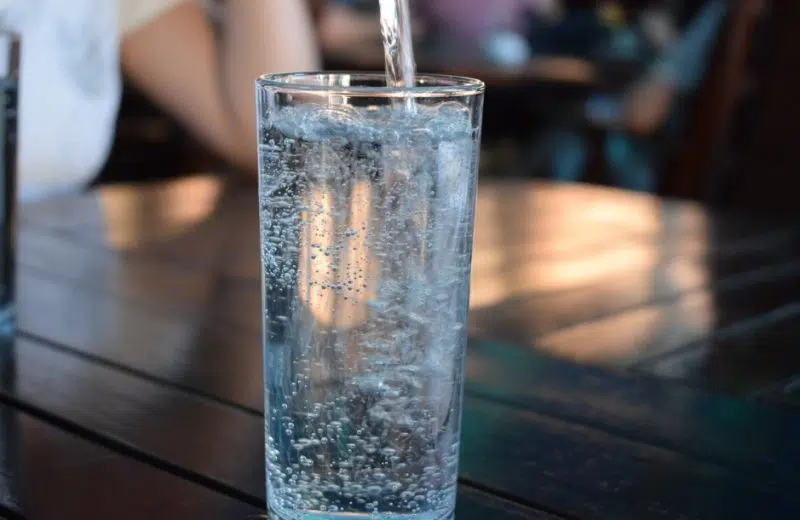 Boire de l’eau minérale naturelle pour préserver sa santé