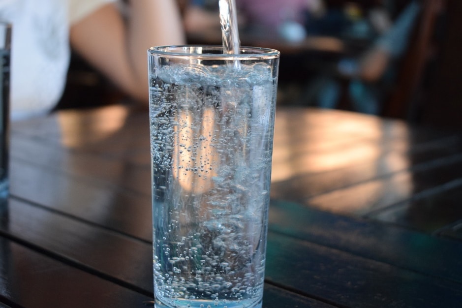 Boire de l’eau minérale naturelle pour préserver sa santé