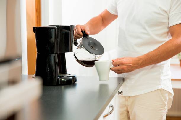 homme qui utilise une machine à café