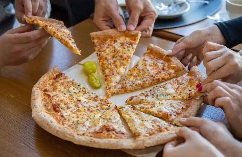 Pizza surgelée moelleuse vs pizza fraîche : le match