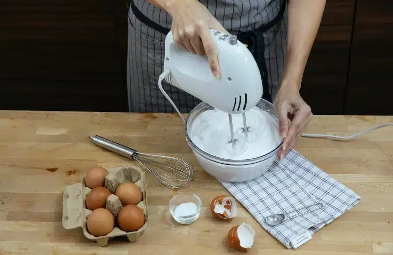 Les essentiels pour les adeptes de pâtisserie : de l’indispensable batteur électrique au pratique moule en silicone