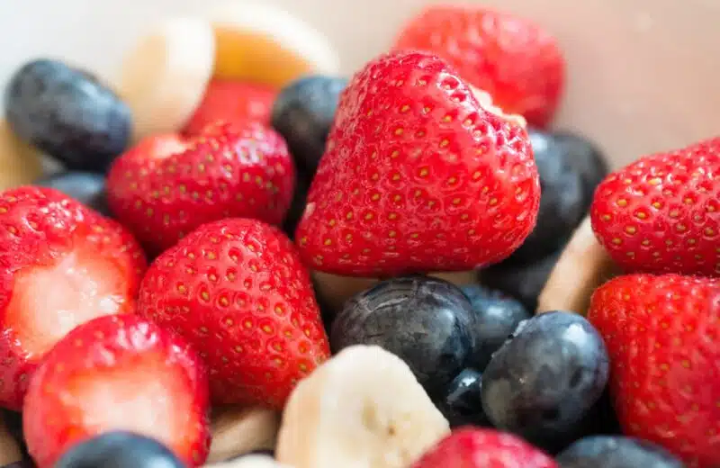 Comment le choix du liquide affecte la fraîcheur et la conservation de votre salade de fruits