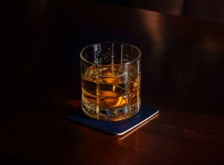 Comparatif 2025 : quel verre à whisky choisir selon votre style (tumbler, copita, Glencairn) ?