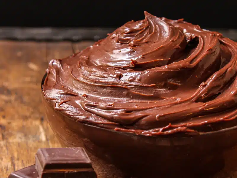 Comment épaissir une ganache au chocolat rapidement?