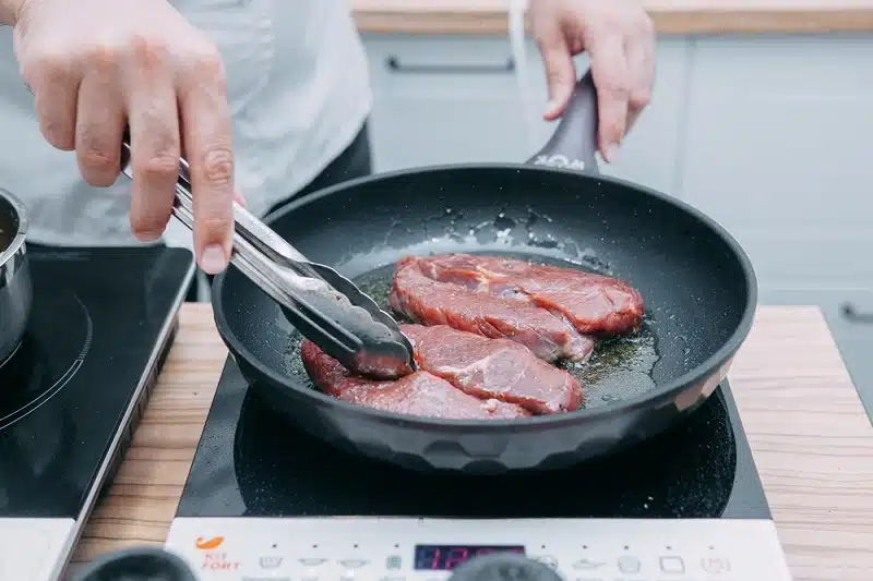 Maîtriser la cuisson d’un rôti de boeuf : les secrets de la chaleur tournante