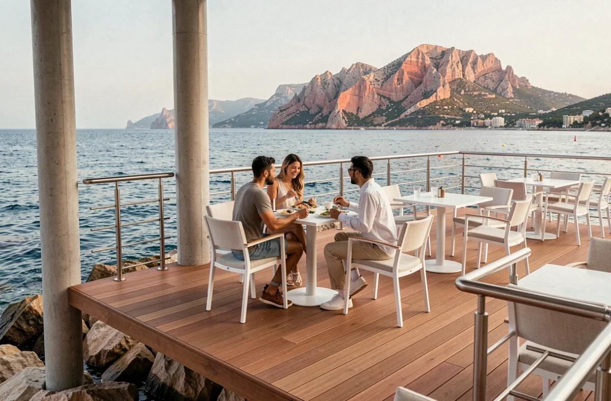 Terrasse moderne de l'Air du Temps à Théoule-sur-Mer avec vue sur les roches rouges de l'Estérel et la mer