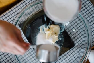 Balance de cuisine mécanique et électronique sur un plan de travail