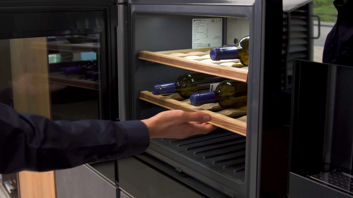 Bouteilles de vin refroidissant sur les étagères en bois du réfrigérateur