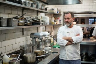 Chef professionnel en cuisine avec équipements modernes