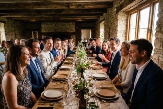 Invités élégants lors d'un mariage convivial