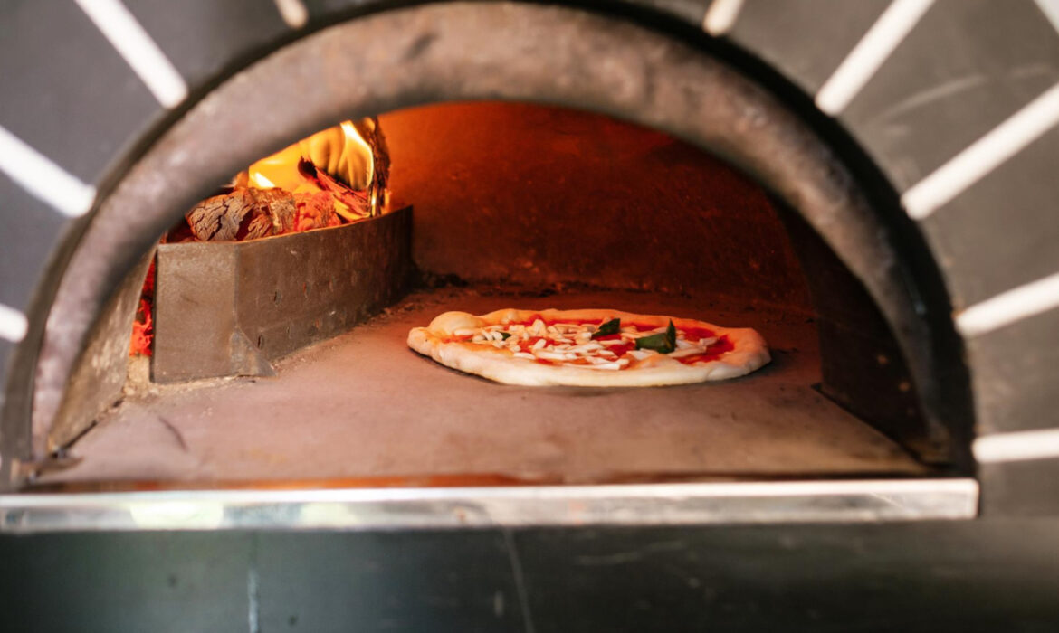 Le four à pizza en brique, secret de la cuisson traditionnelle au feu de bois