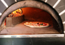 Le four à pizza en brique, secret de la cuisson traditionnelle au feu de bois