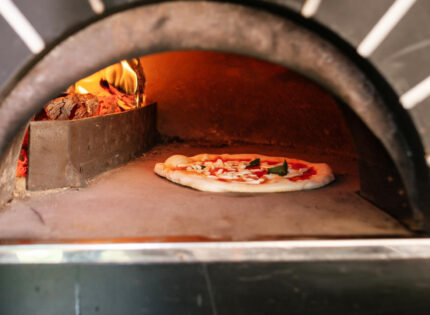 Le four à pizza en brique, secret de la cuisson traditionnelle au feu de bois
