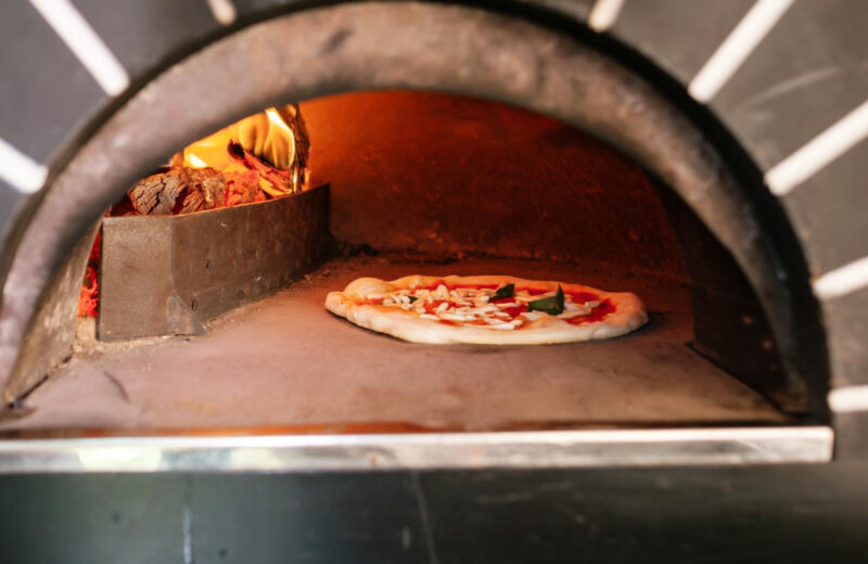 Le four à pizza en brique, secret de la cuisson traditionnelle au feu de bois