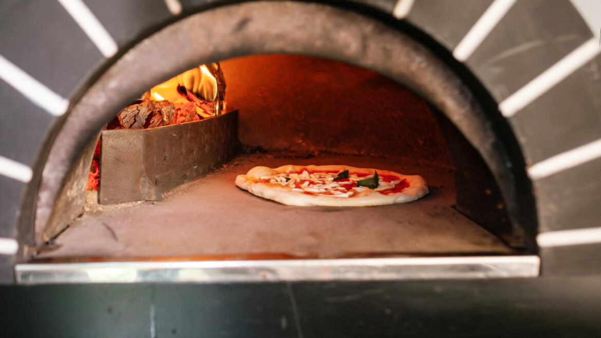 Le four à pizza en brique, secret de la cuisson traditionnelle au feu de bois
