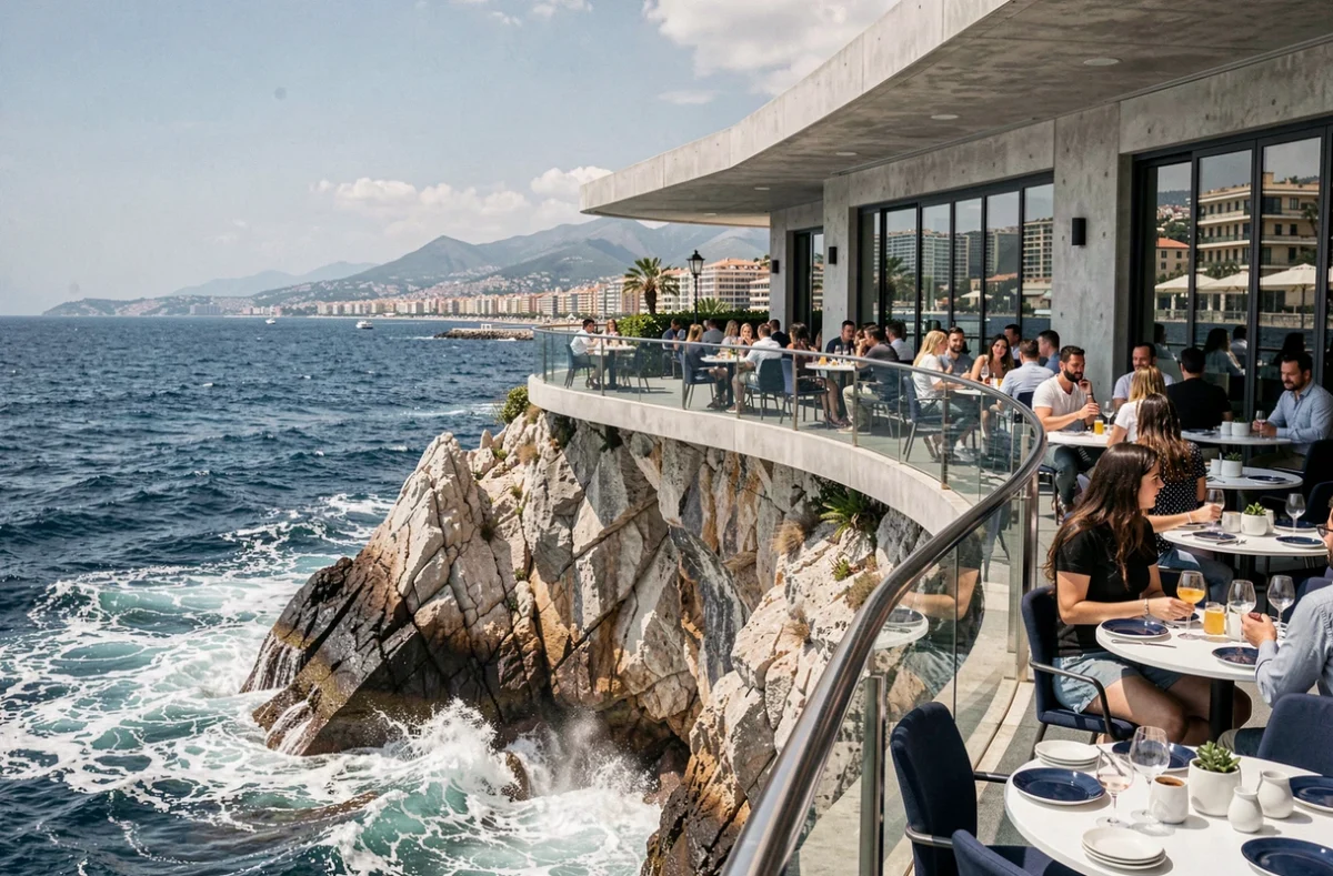 Restaurant Le Plongeoir à Nice sur son rocher en bord de mer avec terrasse suspendue au-dessus des vagues et vue sur la Baie des Anges