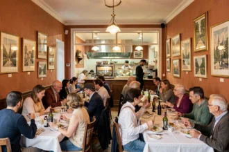 Vue d'ensemble d'une salle de restaurant animée en Seine-Saint-Denis avec des convives attablés et une cuisine ouverte en arrière-plan
