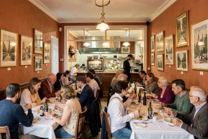 Vue d'ensemble d'une salle de restaurant animée en Seine-Saint-Denis avec des convives attablés et une cuisine ouverte en arrière-plan