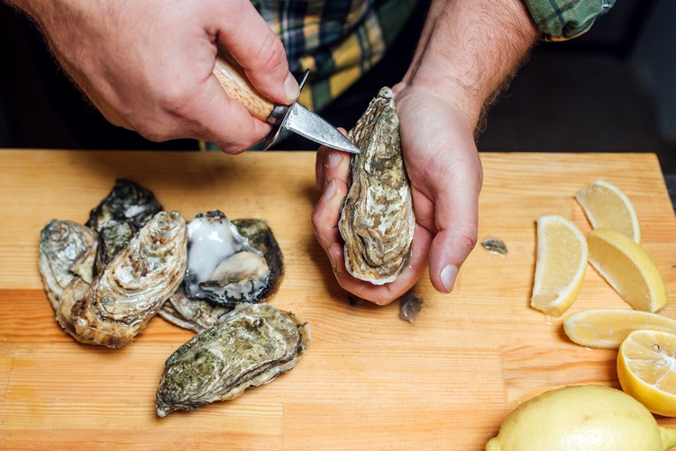 Quel accessoire pour ouvrir facilement des huîtres ?