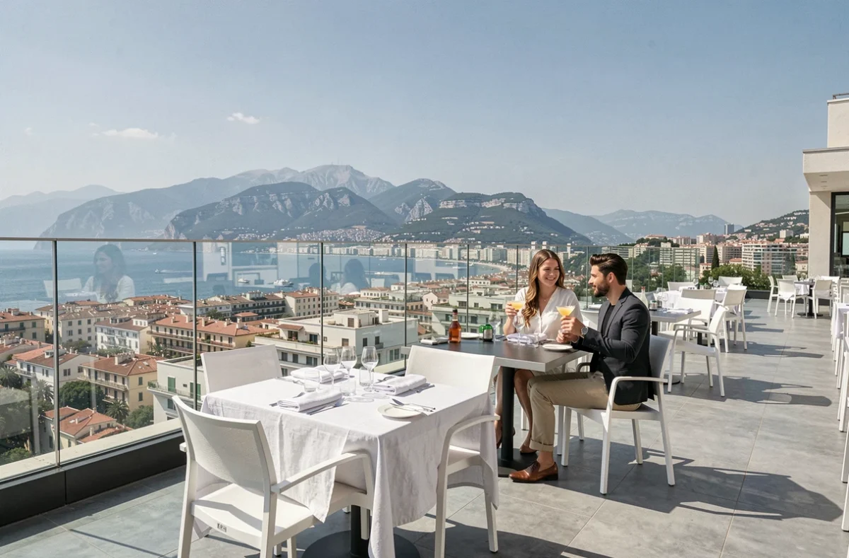 Rooftop du Radisson Blu à Nice avec terrasse design moderne, vue panoramique sur les toits de la ville et les Alpes-Maritimes