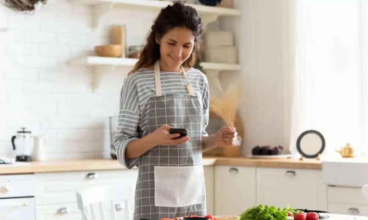 Tablier de cuisine : quel style choisir pour rester élégante aux fourneaux ?