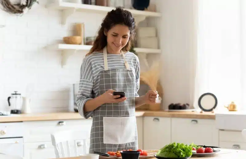 Tablier de cuisine : quel style choisir pour rester élégante aux fourneaux ?